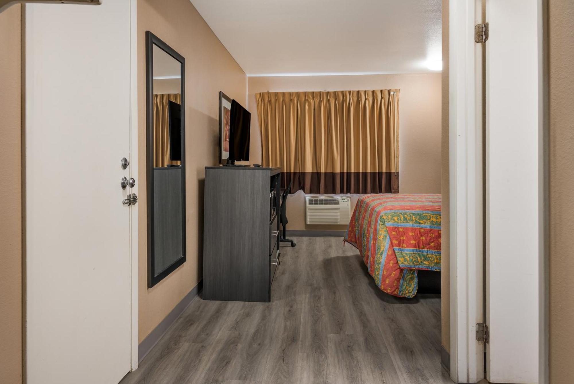 Knights Inn Grand Rapids East Airport Cascade Екстериор снимка