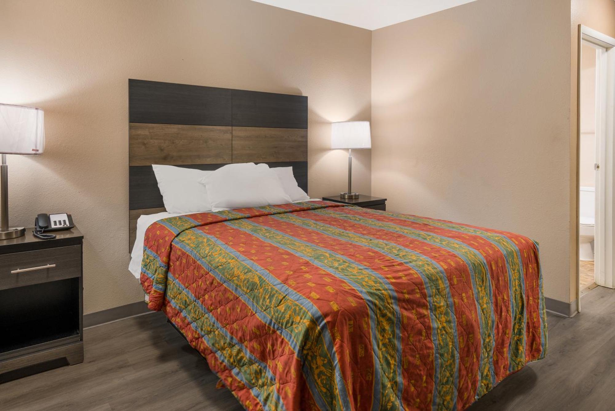 Knights Inn Grand Rapids East Airport Cascade Екстериор снимка