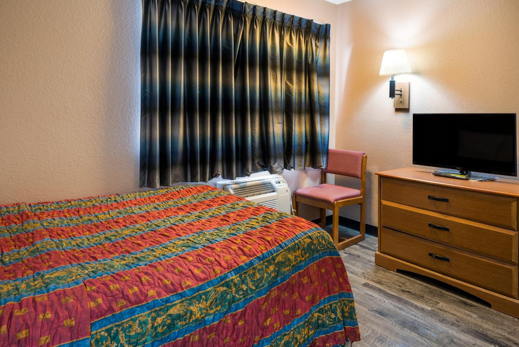Knights Inn Grand Rapids East Airport Cascade Екстериор снимка