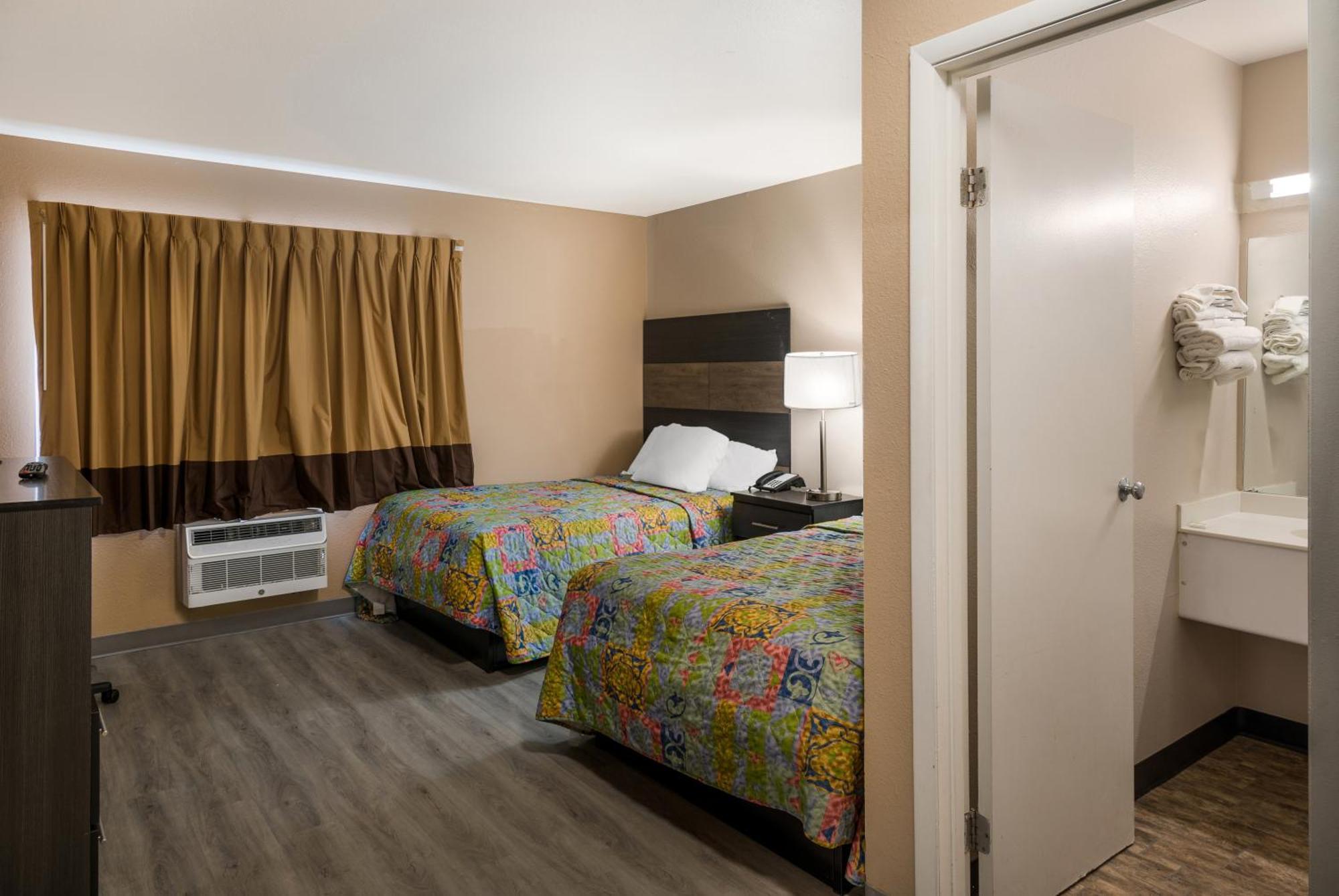 Knights Inn Grand Rapids East Airport Cascade Екстериор снимка
