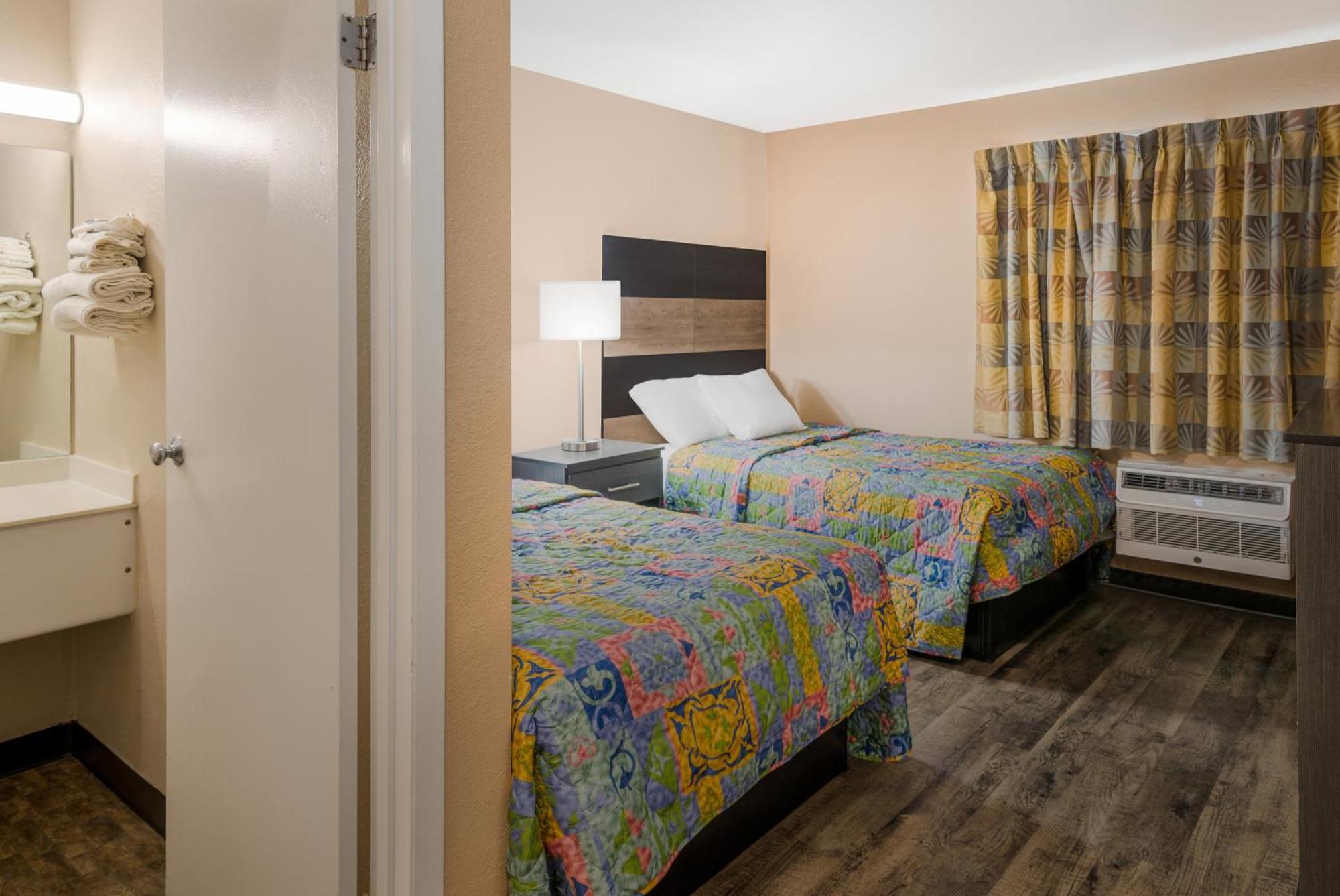 Knights Inn Grand Rapids East Airport Cascade Екстериор снимка