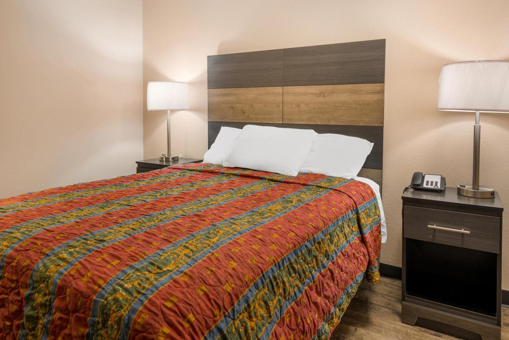 Knights Inn Grand Rapids East Airport Cascade Екстериор снимка