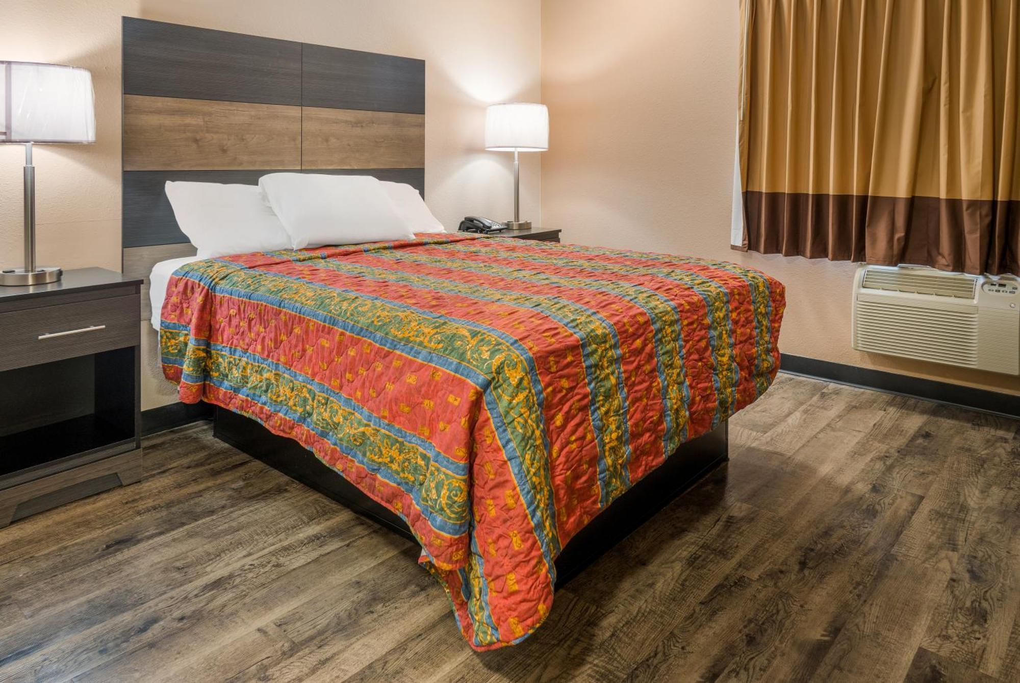 Knights Inn Grand Rapids East Airport Cascade Екстериор снимка