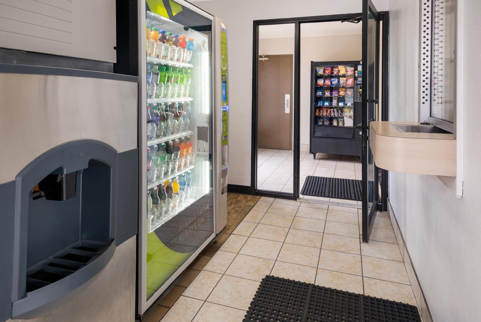 Knights Inn Grand Rapids East Airport Cascade Екстериор снимка
