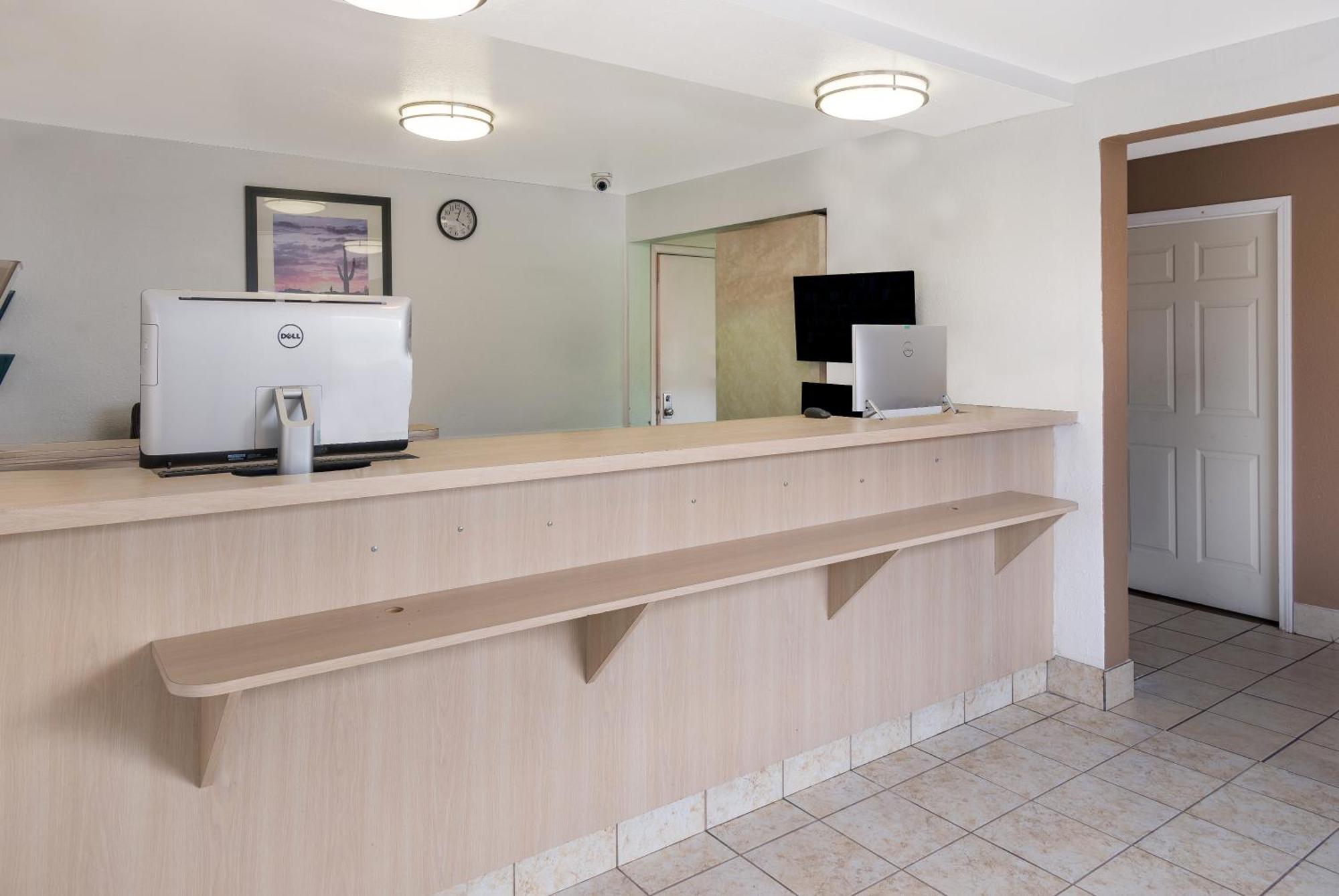 Knights Inn Grand Rapids East Airport Cascade Екстериор снимка