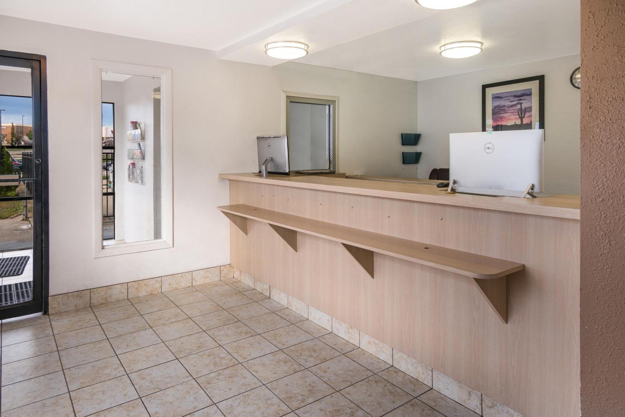 Knights Inn Grand Rapids East Airport Cascade Екстериор снимка